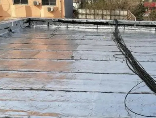 昭阳卫生间漏水维修公司分享下昭阳屋面楼顶防水刚性防水层施工要点。